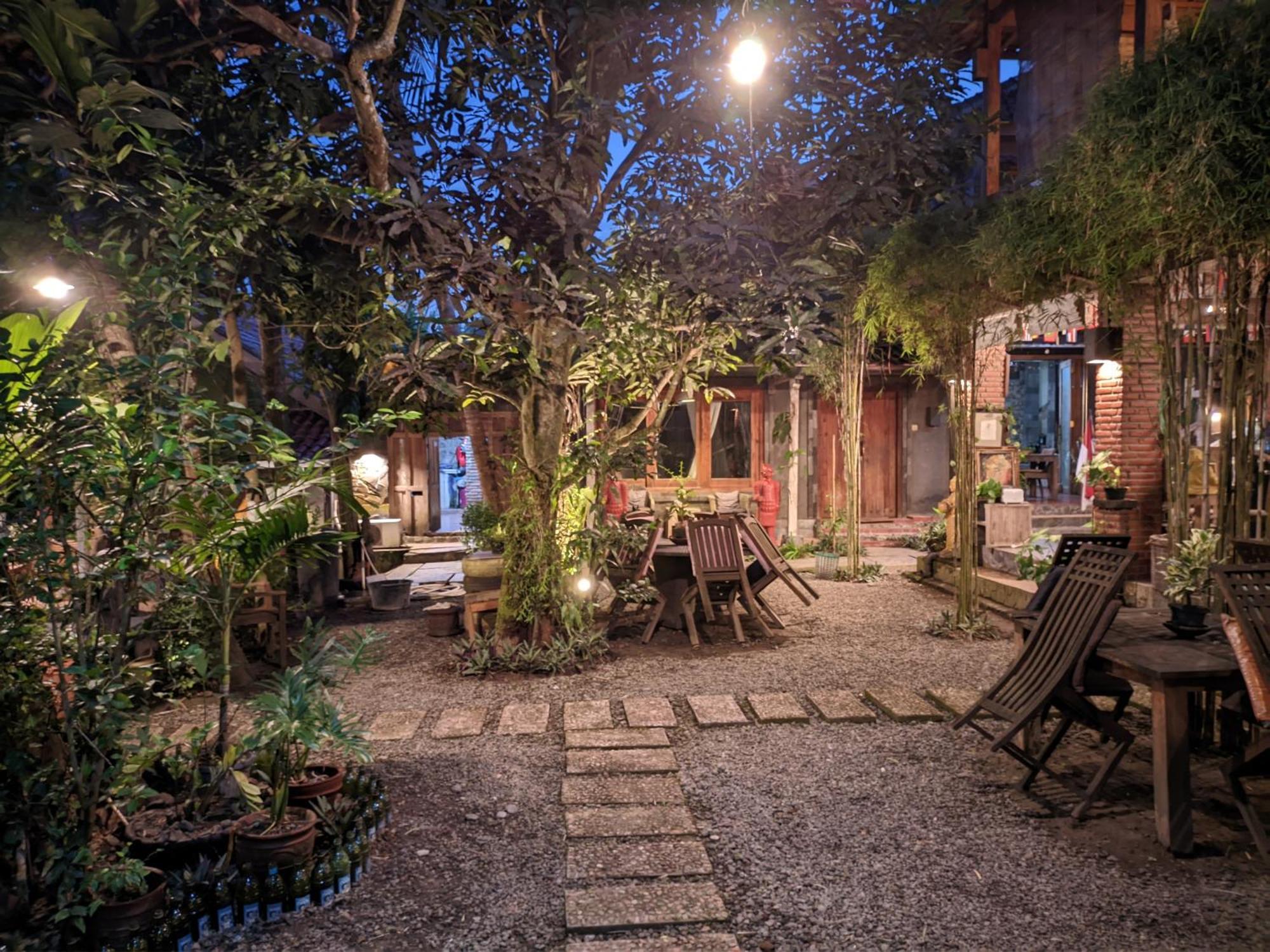 Astuti Gallery Homestay Γιογκιακάρτα Εξωτερικό φωτογραφία
