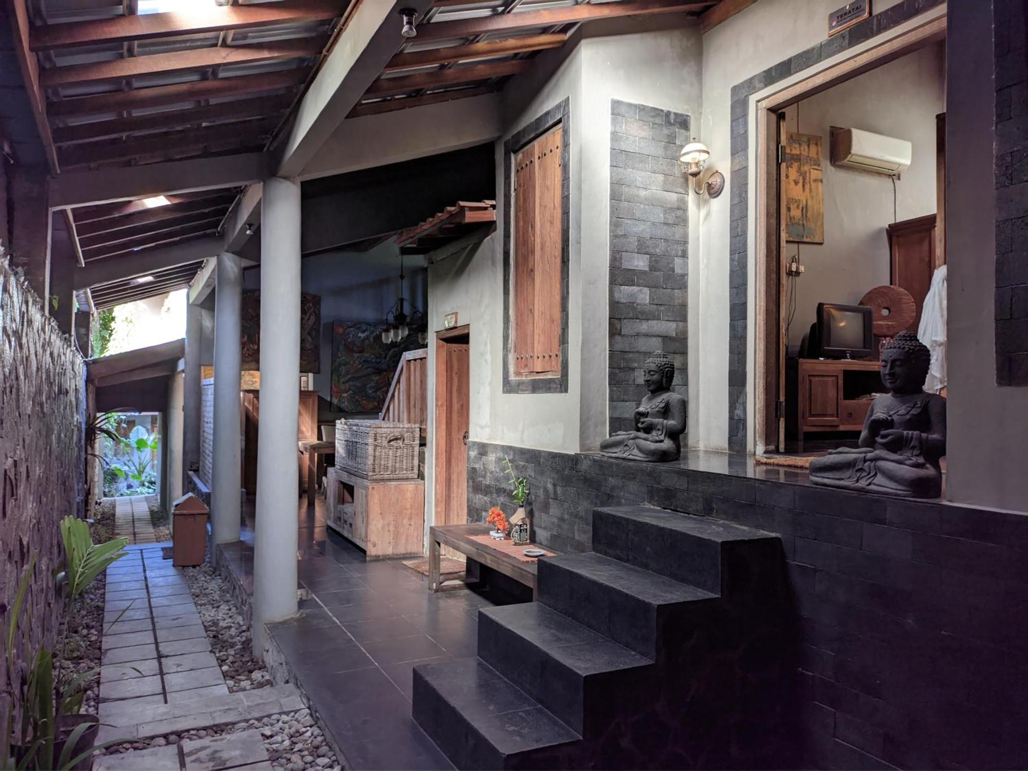 Astuti Gallery Homestay Γιογκιακάρτα Εξωτερικό φωτογραφία